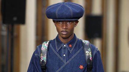 Modèle du défilé Kenzo hiver 2022-23 hommes, par&nbsp;Nigo, à la Paris Fashion&nbsp; Week, le 23 janvier 2023.&nbsp; (ESTROP / GETTY IMAGES EUROPE)