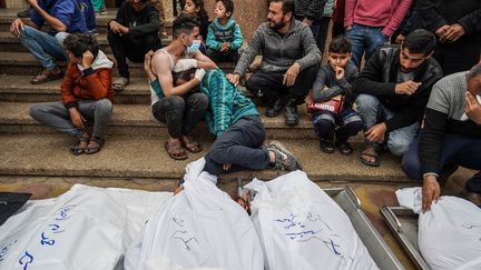 Palestinians mourn victims of Israeli strikes at the Nasser hospital in Khan Younes, in the Gaza Strip, December 28, 2023. (BELAL KHALED / ANADOLU / AFP)