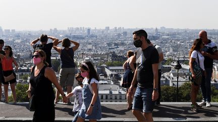 Des personnes se baladent à Montmartre à Paris, le 11 août 2020. (ALAIN JOCARD / AFP)