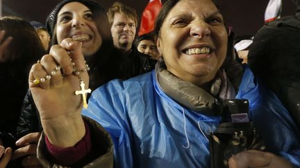 En attendant l'annonce du nom du nouveau pape, la foule s'est ru&eacute;e en avant pour se serrer contre les barri&egrave;res, au pied des marches montant vers la basilique Saint-Pierre. (DMITRY LOVETSKY / AP / SIPA)