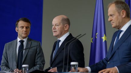 Emmanuel Macron, Olaf Scholz et Donald Tusk participent à une conférence de presse à Berlin (Allemagne), le 15 mars 2024. (ODD ANDERSEN / AFP)