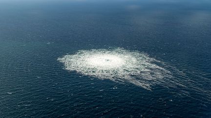 Vue aérienne publiée le 27 septembre 2022 par les forces armées danoises et&nbsp;montrant la fuite de gaz sur le gazoduc Nord Stream 2, au large de l'île baltique danoise de Bornholm.&nbsp; (DANISH DEFENCE / AFP)