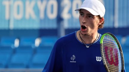 Ugo Humbert lors du troisième tour face au Grec Stefanos Tsitsipas, lors du tournoi de tennis des Jeux olympiques de Tokyo, le 28 juillet 2021. (GIUSEPPE CACACE / AFP)