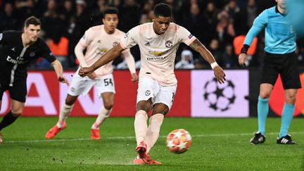 L'attaquant de Manchester United frappe le penalty décisif pour la qualification de son équipe face au PSG, mercredi 6 mars 2019 au Parc des Princes. (ANNE-CHRISTINE POUJOULAT / AFP)