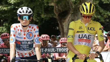 Jonas Vingegaard et Tadej Pogacar au départ de la 17e étape du Tour de France, le 17 juillet 2024 à Saint-Paul-Trois-Châteaux (Drôme). (THOMAS SAMSON / AFP)