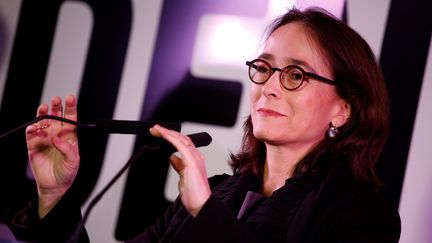 La présidente de France Télévisions, Delphine Ernotte-Cunci, présente le "Train de la présidentielle", une exposition mise en place à la gare de Lyon, à Paris, le 5 mars 2017.&nbsp; (BENJAMIN CREMEL / AFP)