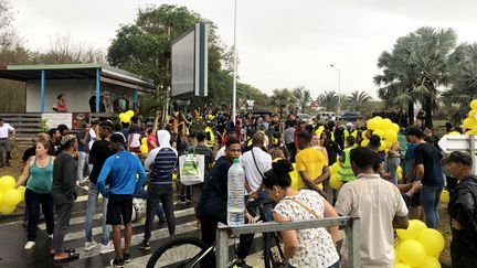 Des Réunionais, dont des "gilets jaunes", attendent Emmanuel Macron à l'aéroport de Saint-Denis, à La Réunion, le 23 octobre 2019. (CYRIL GRAZIANI / FRANCE INTER / RADIO FRANCE)