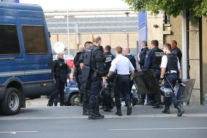 Des gendarmes arrivent &agrave; la gendarmerie de Persan (Val d'Oise) pour aller s&eacute;curiser le quartier de Boyanval, &agrave; Beaumont, le 20 juillet 2016, o&ugrave; un homme de 24 ans est mort apr&egrave;s son interpellation, la veille. (MAXPPP)