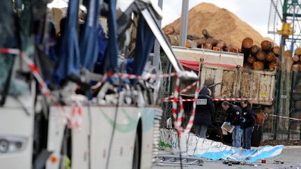 &nbsp; (Après l'accident à Rochefort, le chauffeur du camion a été mis en examen pour "homicides et blessures involontaires" © MaxPPP)