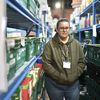 Ellie, 28 ans, gère l'approvisionnement de plusieurs banques alimentaires&nbsp;dans le sud de Londres (Royaume-Uni). (PIERRE-LOUIS CARON / FRANCEINFO)