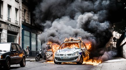 Une voiture de police incendiée par des manifestants, le 18 mai 2016 à Paris. (SIMON GUILLEMIN / HANS LUCAS / AFP)