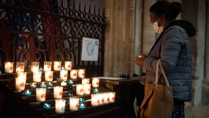 Une fidèle catholique dans la cathédrale de Bayeux (Calvados), le 10 août 2021.&nbsp; (STEPHANE DUPRAT / HANS LUCAS / AFP)