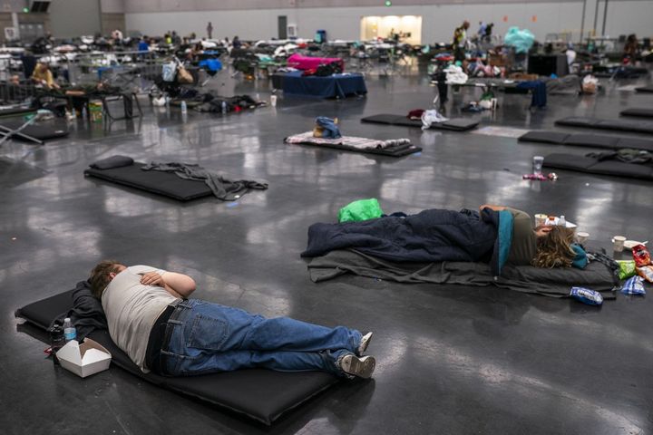 Des Américains échappent à la chaleur dans un "centre de refroidissement", le 27 juin 2021, à Portland (Oregon, Etats-Unis). (NATHAN HOWARD / GETTY IMAGES NORTH AMERICA / AFP)