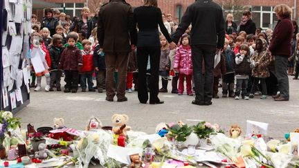 Minute de silence oberv&eacute;e le 16 mars 2012 &agrave; l'&eacute;cole primaire de&nbsp;Sint-Lambertusschool, &agrave; Heverlee&nbsp;(Belgique), en hommage aux 28 victimes de l'accident de car en Suisse. (CHRISTOPHE LEGASSE / BELGA MAG)