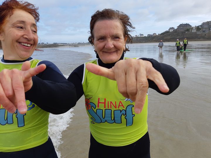 Christiane, résidente de l'Ehpad de Dol-de-Bretagne (Ille-et-Vilaine), adepte de la "surf thérapie" à Saint-Malo, le 25 septembre 2019. (SOLENNE LE HEN / FRANCE-INFO)