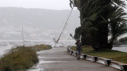 Des forts coups de vents balaient le port de plaisance de Balaruc-Les-Bains (Hérault), le 13 octobre 2016. (MAXPPP)