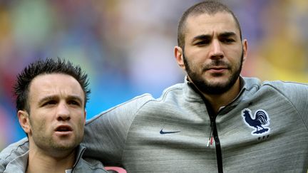 Mathieu Valbuena et Karim Benzema durant la Coupe du monde 2014, au Brésil. (FRANCK FIFE / AFP)