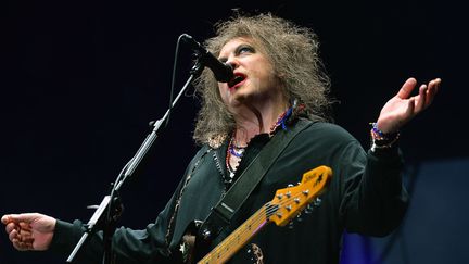 Robert Smith sur scène avec The Cure en août 2013 au festival Lollapalooza (USA).
 (Theo Wargo / Getty Images / AFP)