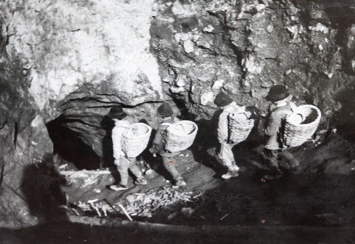 Exposée au musée de la mine de Roşia Montana, cette photo montre des mineurs, du temps de l'exploitation de la mine d'or.&nbsp; (MARIE-ADELAIDE SCIGACZ / FRANCEINFO)