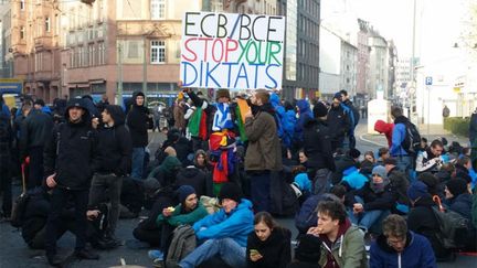 &nbsp; (La police francfortoise a mobilisé plusieurs milliers d'hommes, des dizaines de canons à eau ainsi que des hélicoptères pour encadrer l’évènement © Radio France / Cyril SAUVAGEOT)