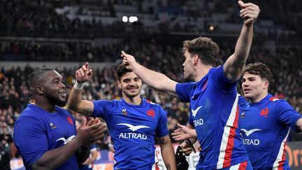 Les joueurs du XV de France après leur victoire de prestige face aux All Blacks (40-25), samedi 20 novembre 2021. (ANNE-CHRISTINE POUJOULAT / AFP)