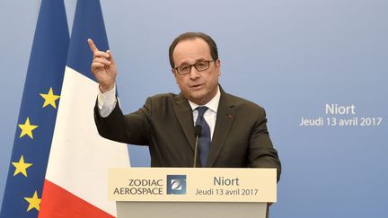 François Hollande lors d'un déplacement à Niort le 13 avril 2017 (MARIE DELAGE / MAXPPP)