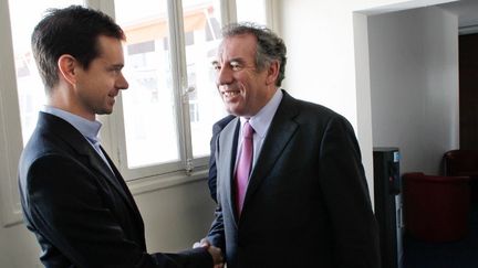 Le cofondateur de Twitter, Jack Dorsey, a rencontr&eacute; le 14 mars 2012 &agrave; Paris trois candidats &agrave; l'&eacute;lection pr&eacute;sidentielle. Ici avec Fran&ccedil;ois Bayrou (MoDem).&nbsp; (THOMAS SAMSON / AFP)