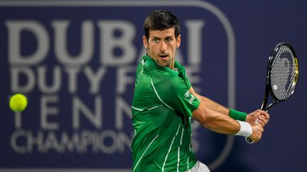 Novak Djokovic, lors de la finale du tournoi de Dubaï,&nbsp;le 29 février 2020, contre le&nbsp;Grec Stefanos Tsitsipas. (KARIM SAHIB / AFP)