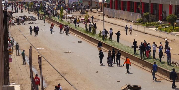 Des manifestants bloquent une route dans la ville de Bamenda, capitale de la région anglophone du nord-ouest le 8 décembre 2016. (Photo Reuters)