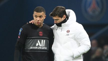 Kylian Mbappé et Mauricio Pochettino en pleine discussion le 20 novembre 2021 au Parc des Princes. (FRANCK FIFE / AFP)