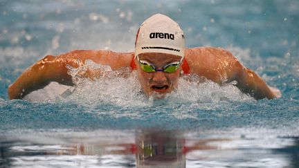 La sprinteuse Marie Wattel, sur 100 m papillon lors des championnats de France à Limoges le 5 avril 2022. (DAMIEN MEYER / AFP)