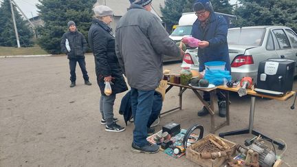 A Kurakhove, à une trentaine de kilomètres du front russe, un tout petit marché se maintient. (CAMILLE MAGNARD / RADIO FRANCE)