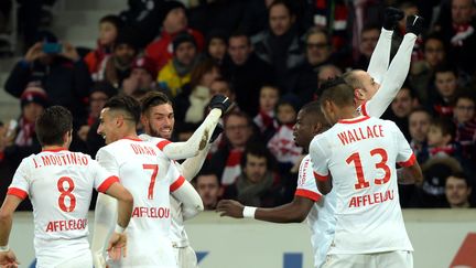 Dimitar Berbatov, félicité par ses coéquipiers monégasques, a marqué le but de la victoire à Lille (0-1). (DENIS CHARLET / AFP)