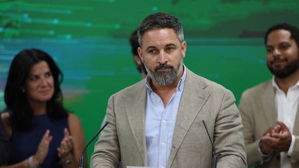 Le leader du mouvement d'extrême droite Vox, Santiago Abascal, lors d'un discours après les législatives en Espagne, le 23 juillet 2023 à Madrid. (THOMAS COEX / AFP)