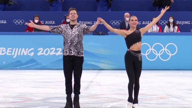 Victoria Sinitsina et Nikita Katsalapov (ROC) terminent en deuxième position de l'épreuve par équipes, danse sur glace, danse rythmique derrière la paire américaine avec une note de 85.05