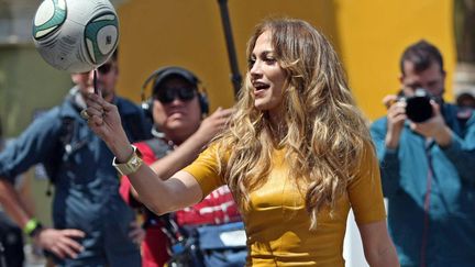 Dans la cat&eacute;gorie talent, c'est Jennifer Lopez qui remporte l'award de la semaine haut la main, avec un ballon pos&eacute; dessus. Bravo JLo! (EPA / MAXPPP)