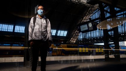 Un usager des transports publics à Amsterdam (Pays-Bas), le 23 juin 2020. (MARTIN BERTRAND / HANS LUCAS / AFP)