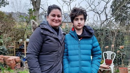 Tanaz et son fils Nima, dans le sud-est de Londres, en Grande-Bretagne. (RICHARD PLACE / RADIO FRANCE)