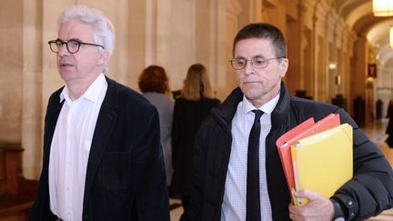 Hassan Diab (à droite) et son avocat, le 24 mai 2016 à Paris. (BERTRAND GUAY / AFP)