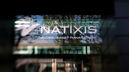 Le logo de Natixis, le 14 avril 2012, &agrave; Paris. La banque doit supprimer environ 700 postes d'ici 2015. (LOIC VENANCE / AFP)