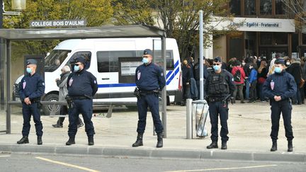 Des policiers devant&nbsp;le collège du Bois d'Aulne, à Conflans-Sainte-Honorine (Yvelines), le 17 octobre 2020. (BERTRAND GUAY / AFP)