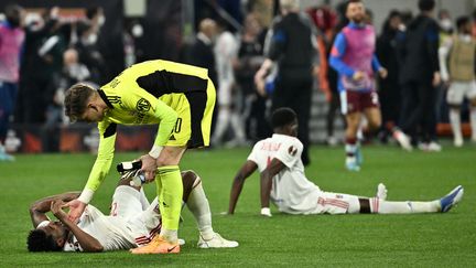 Les joueurs lyonnais déçus après l'élimination en quart de finale retour de la Ligue Europa face à West Ham au Groupama Stadium, le 14 avril.&nbsp; (JEFF PACHOUD / AFP)