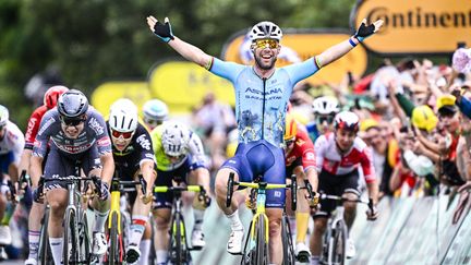 Mark Cavendish célèbre sa victoire sur la cinquième étape du Tour de France à Saint-Vulbas (Ain), le 3 juillet 2024. (JASPER JACOBS / AFP)