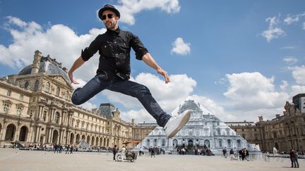 L'artiste JR devant la pyramide du Louvre, le 25 mai 2016 à Paris. (ROMUALD MEIGNEUX / SIPA)