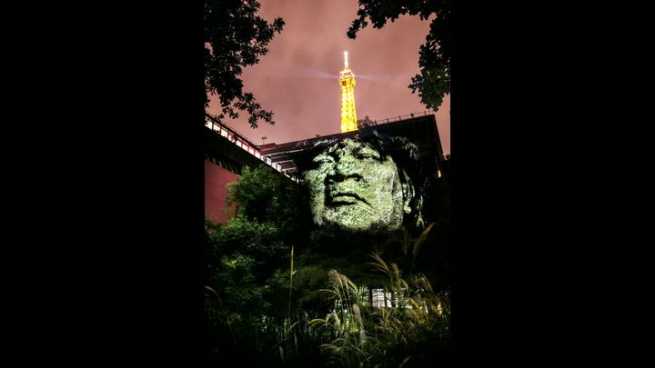 Philippe Echaroux projette ses visages d'indiens dans le jardin du Quai Branly (Philippe Echroux / S. Garat / France Télévisions)