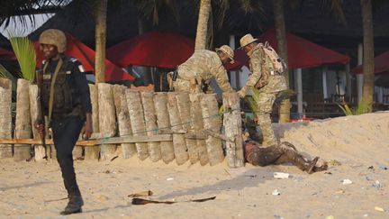 &nbsp; (La Côte d'Ivoire a été frappée dimanche par une attaque djihadiste qui a fait 16 morts, dont un Français, dans la station balnéaire très populaire de Grand-Bassam © REUTERS/Joe Penney)