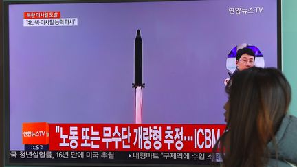 Une télévision diffuse le tir nord-coréen d'un missile, dimanche 12 février 2017 à Séoul (Corée du Sud). (JUNG YEON-JE / AFP)