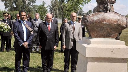 A Bordeaux, commémoration avec Alain Juppé, face à une statue de Toussaint Louverture (AFP/PIERRE ANDRIEU)