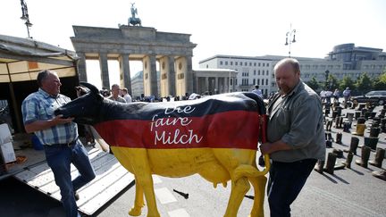 Manifestation de producteurs allemands contre la baisse du prix du lait à Berlin en mai 2016. (? FABRIZIO BENSCH / REUTERS / X90145)