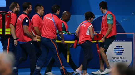 La nageuse slovaque Tamara Potocka évacuée sur civière après sa série du 200 m 4 nages, le 2 août 2024. (JONATHAN NACKSTRAND / AFP)